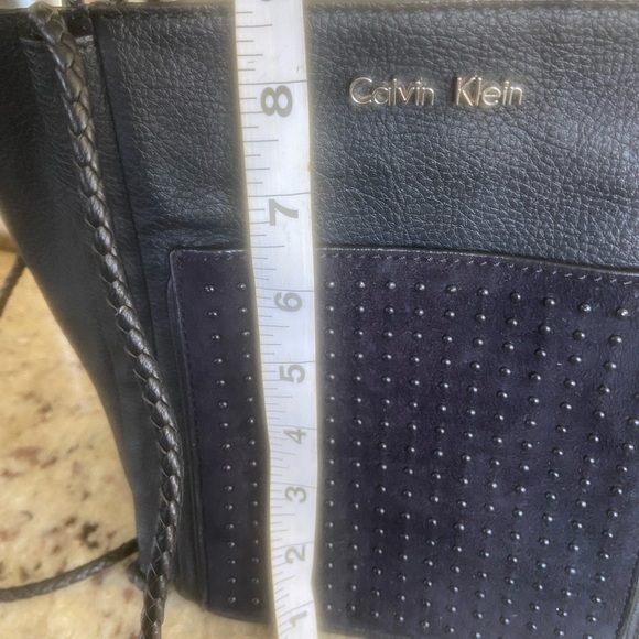 Calvin Klein small bucket/ crossbody bag. Black - Picture 8 of 10